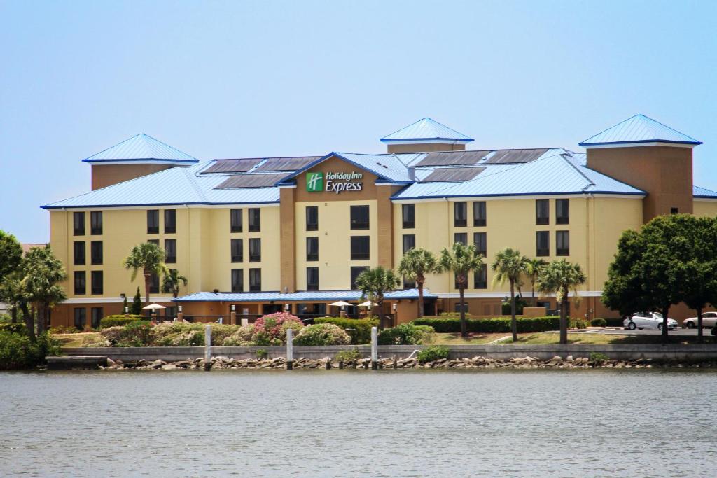 Holiday Inn Express Hotel & Suites Tampa-Rocky Point Island an IHG Hotel Main image 1